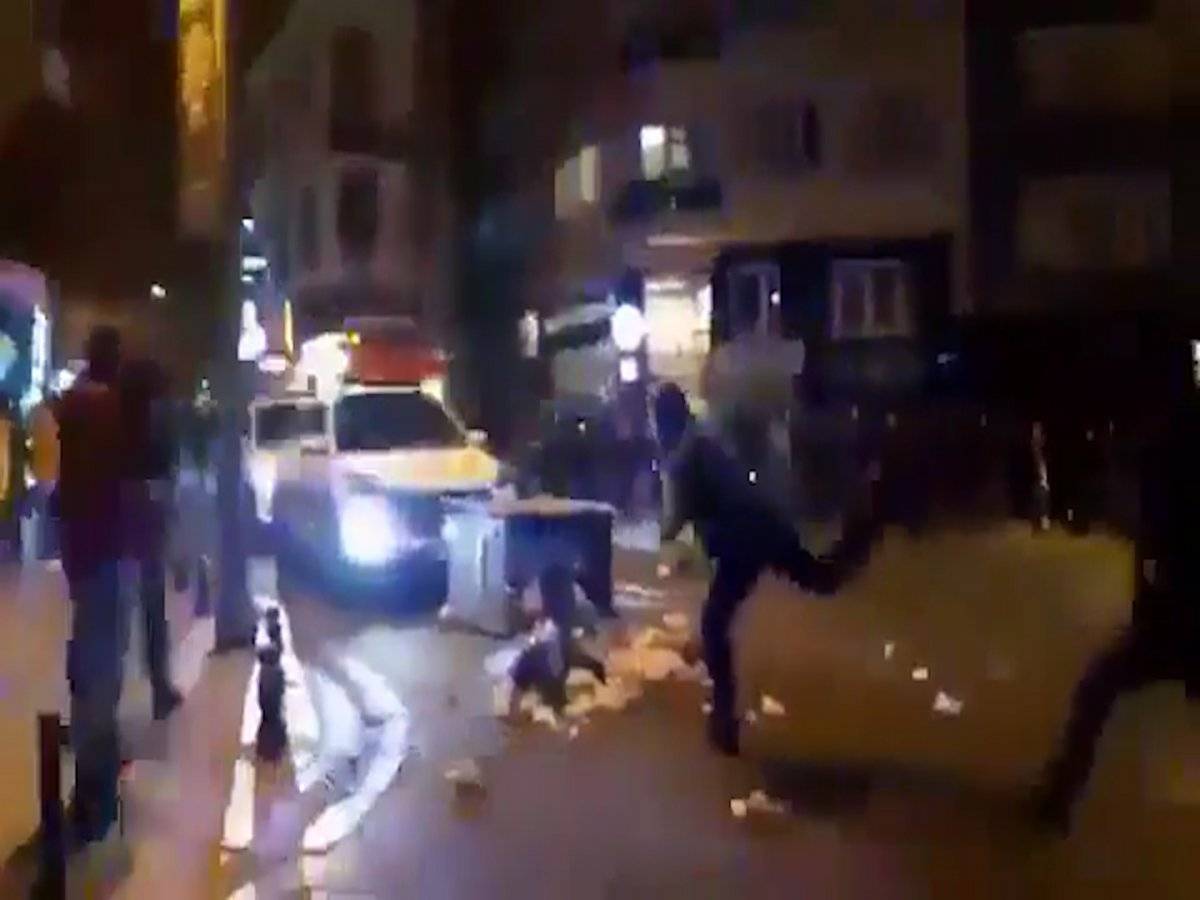 Kadıköy'de toplanan eylemciler polis araçlarına saldırdı