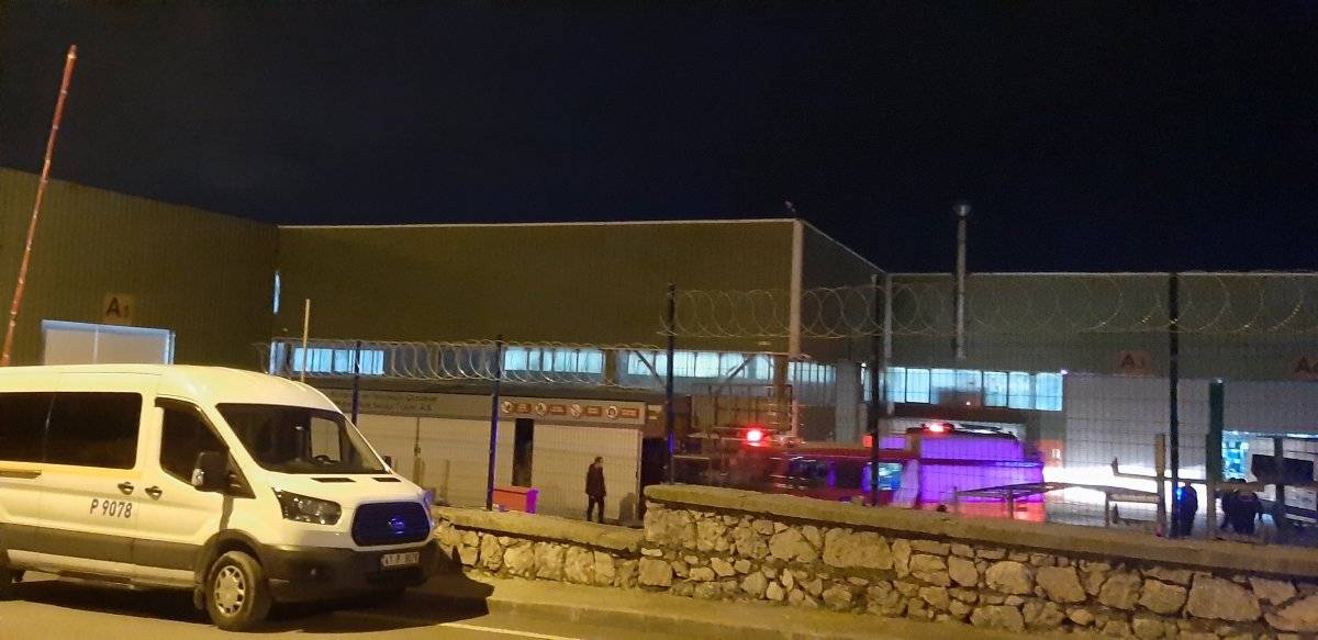 Kocaeli'de bir işçi forkliftin altında kaldı