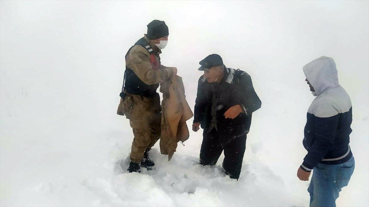 Erzincan'da donma tehlikesi geçiren vatandaşın yardımına Mehmetçik yetişti