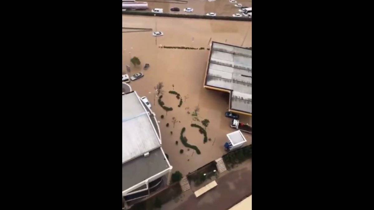 İzmir'de yağış sonrası yolları göle döndü