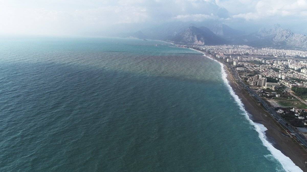 Konyaaltı'nda denizin rengi değişti