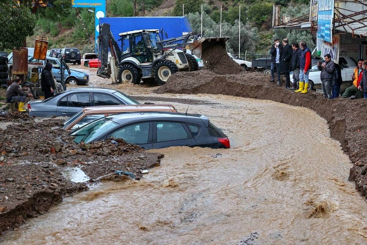 İzmir'de yaşanan sel felaketi hayatı altüst etti