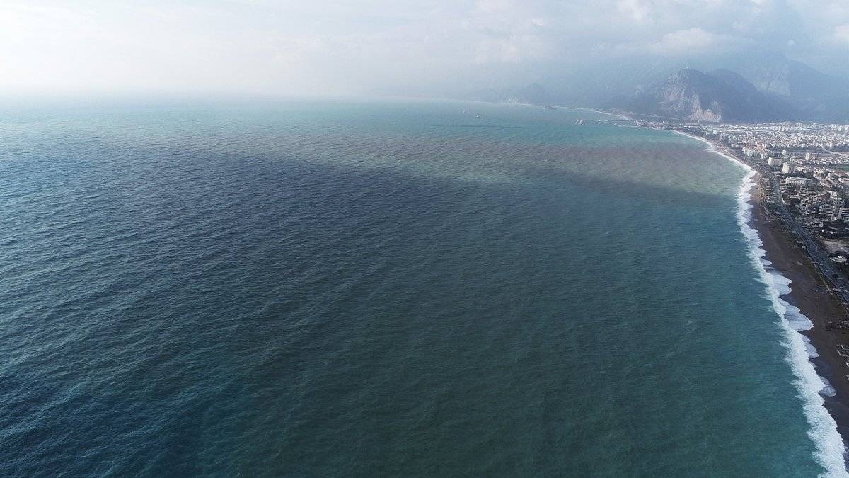 Konyaaltı'nda denizin rengi değişti