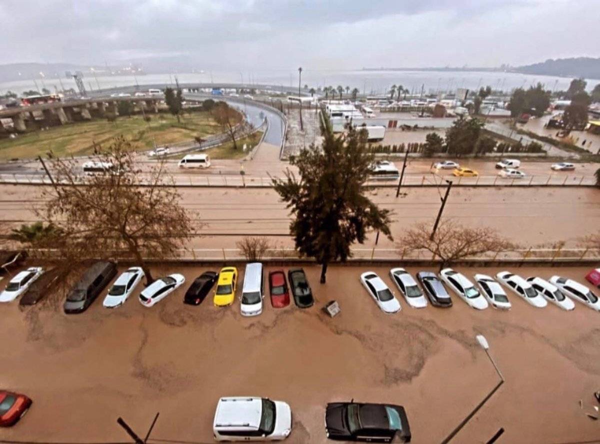 İzmir'de yaşanan sel felaketi hayatı altüst etti