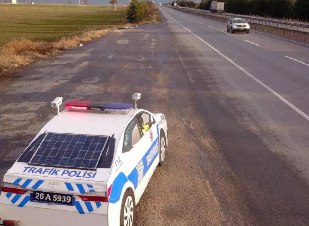 Eskişehir'de güneş enerjili 3 boyutlu ‘maket polis aracı’ üretildi