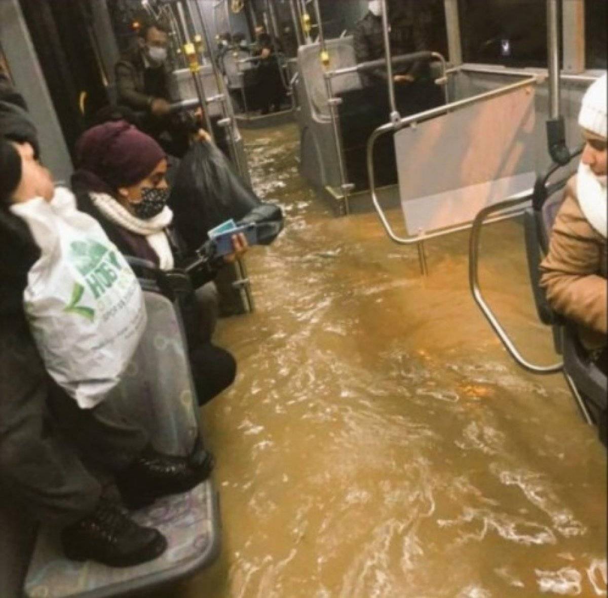 İzmir'de yaşanan sel felaketi hayatı altüst etti