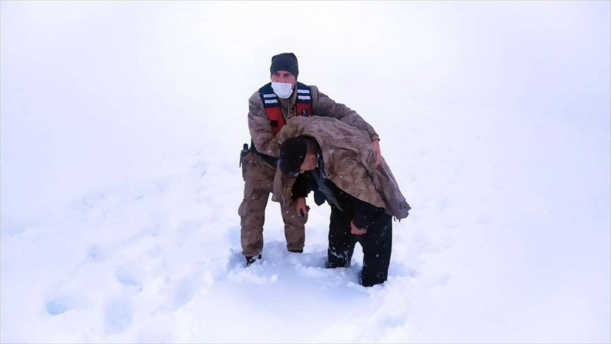 Erzincan'da donma tehlikesi geçiren vatandaşın yardımına Mehmetçik yetişti