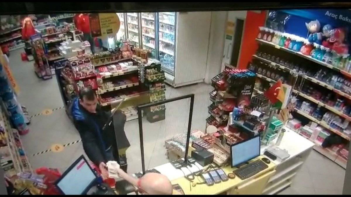 İzmir’de benzin istasyonundaki silahlı soygun anı