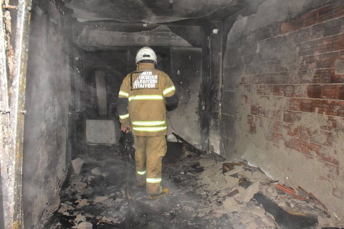 İzmir'de 10 katlı binada yangın çıktı