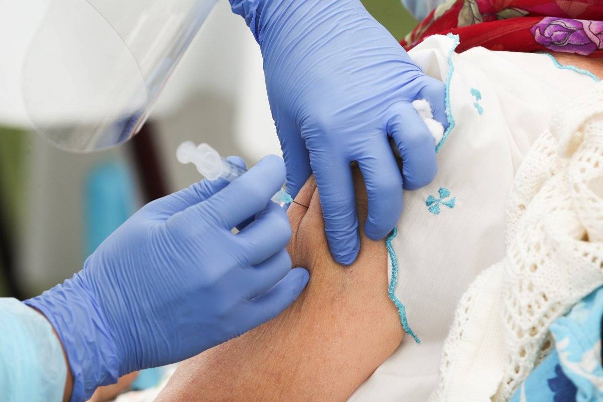 Dünya genelinde korona aşısı olanların sayısı, hastaları geçti