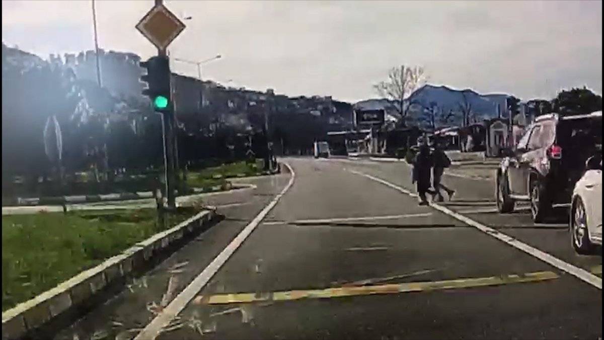 Giresun'da yola atlayan yayalara araba çarptı