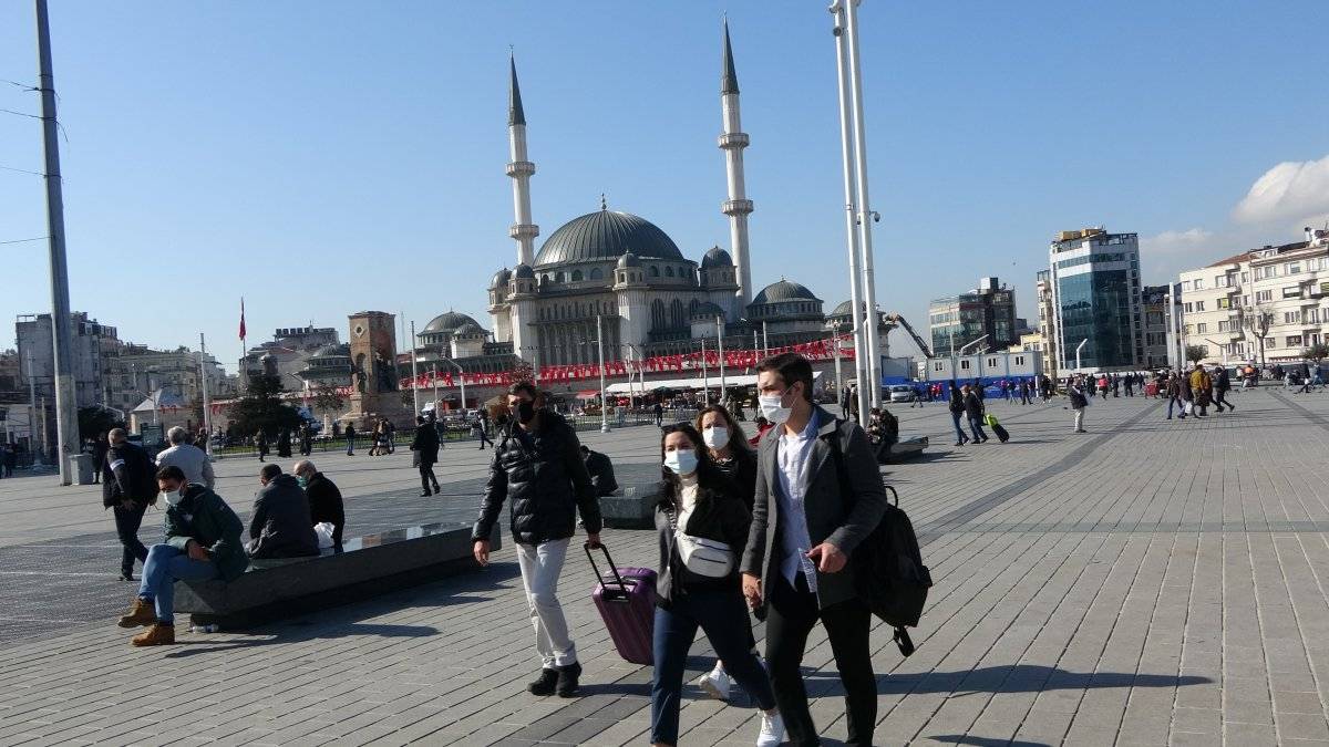 Güneşli havada vatandaşlar Taksim Meydanı'na akın etti