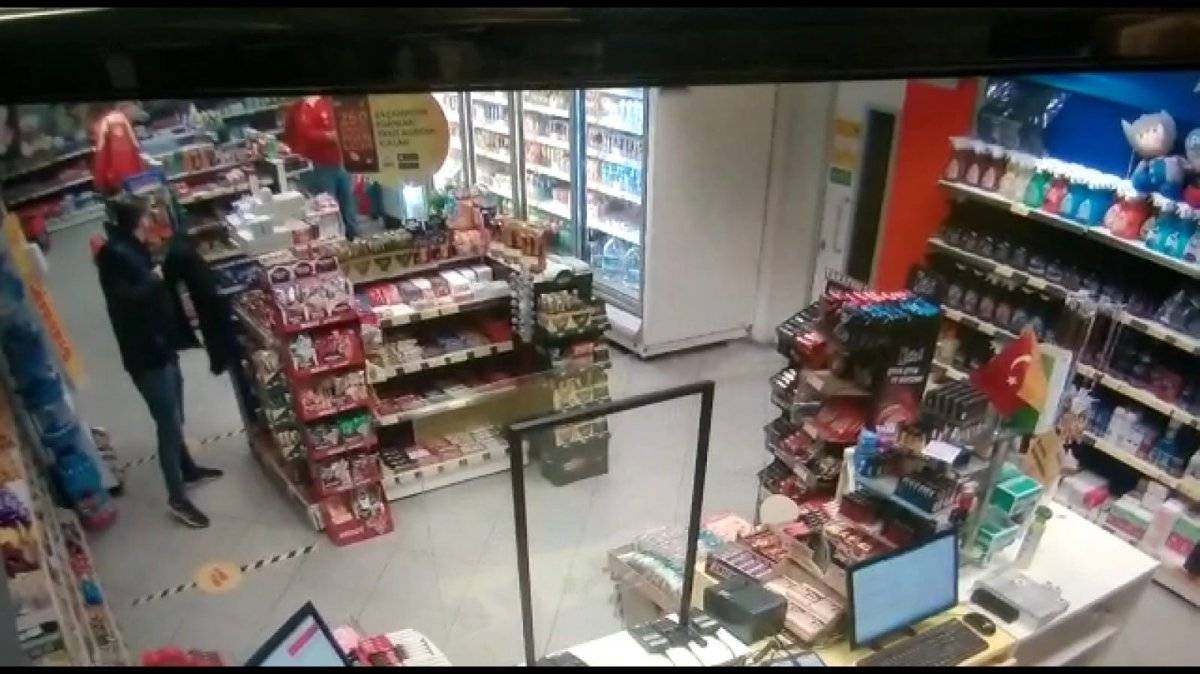 İzmir’de benzin istasyonundaki silahlı soygun anı