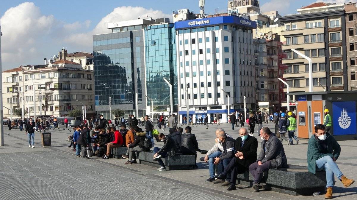 Güneşli havada vatandaşlar Taksim Meydanı'na akın etti