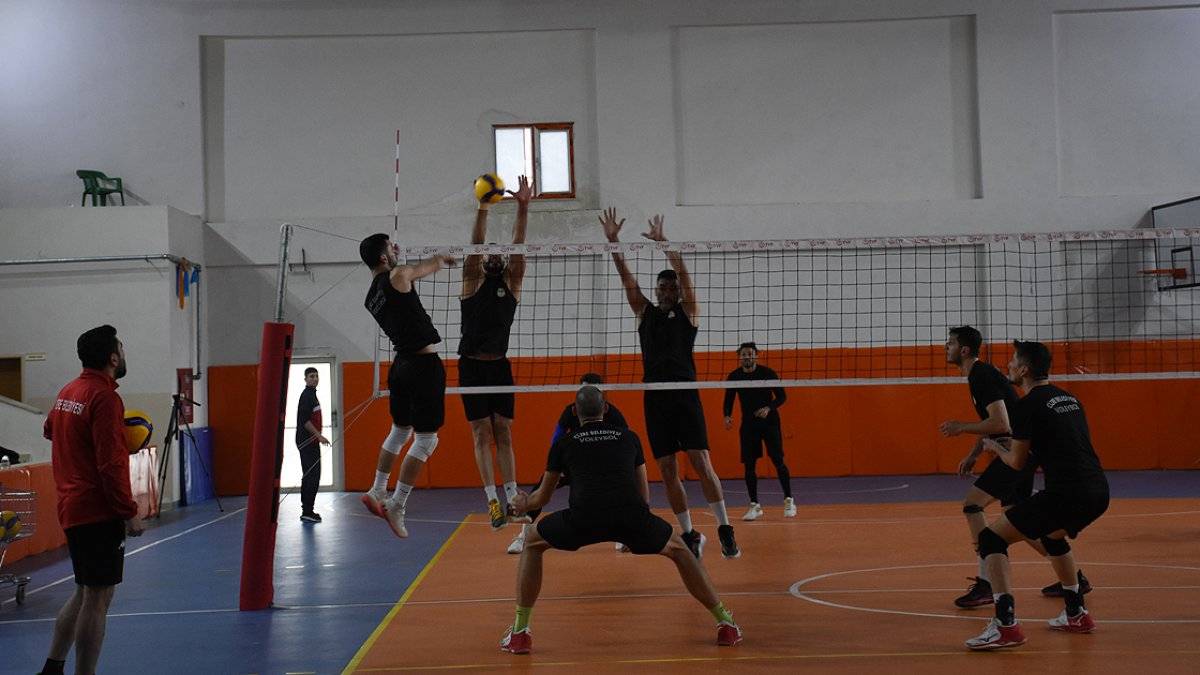 Cizre'nin gururu erkek voleybol takımı