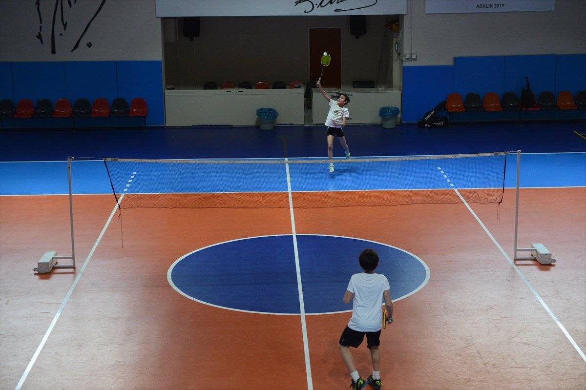 Elif Nur, badmintonda milli forma için 60 kilometre yol katediyor