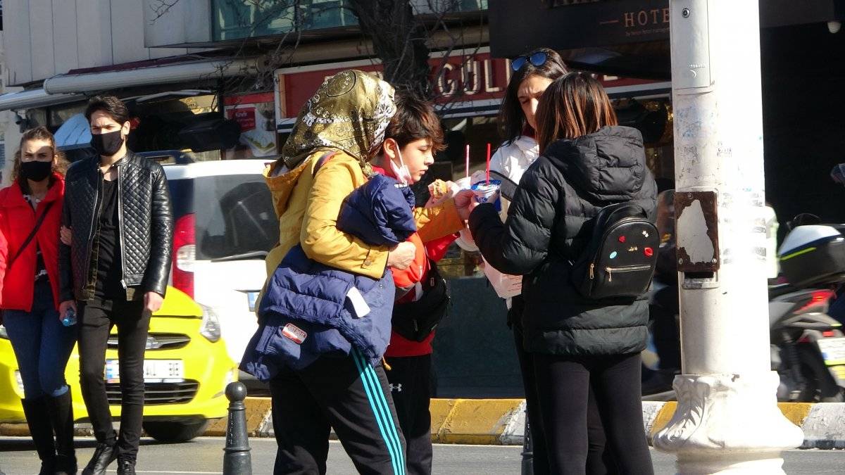Güneşli havada vatandaşlar Taksim Meydanı'na akın etti