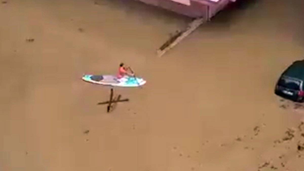 İzmir sokaklarında sörf tahtasıyla gezen vatandaş