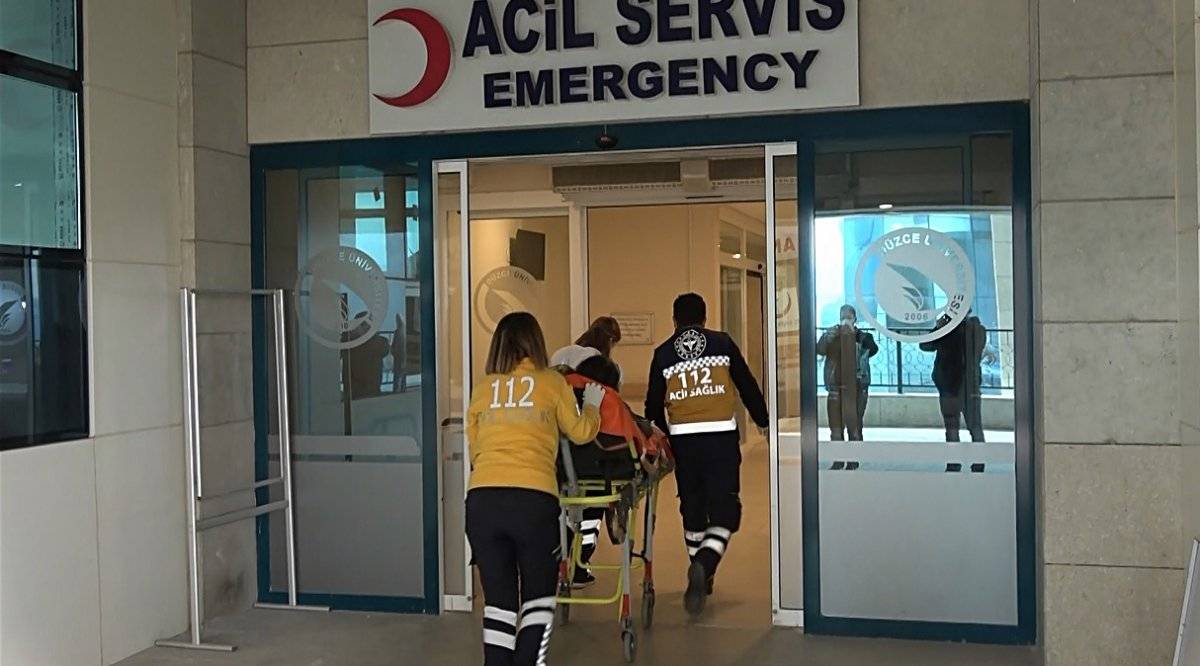 Düzce’de başına odunla vuran eşini karnından bıçakladı