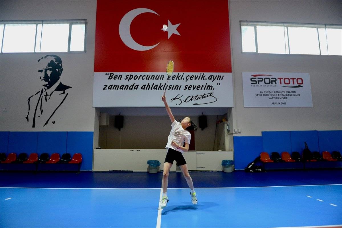 Elif Nur, badmintonda milli forma için 60 kilometre yol katediyor