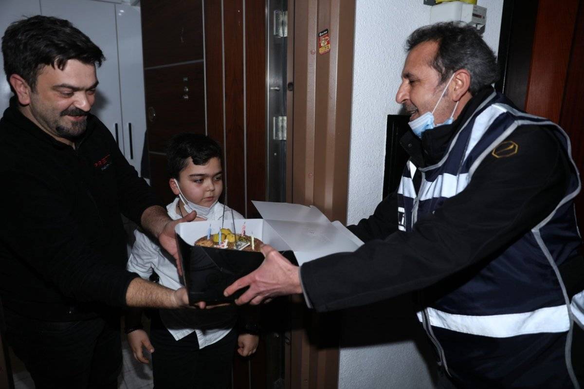 Tekirdağ'da polis olmak isteyen 9 yaşındaki Uras'a, polislerden doğum günü sürprizi