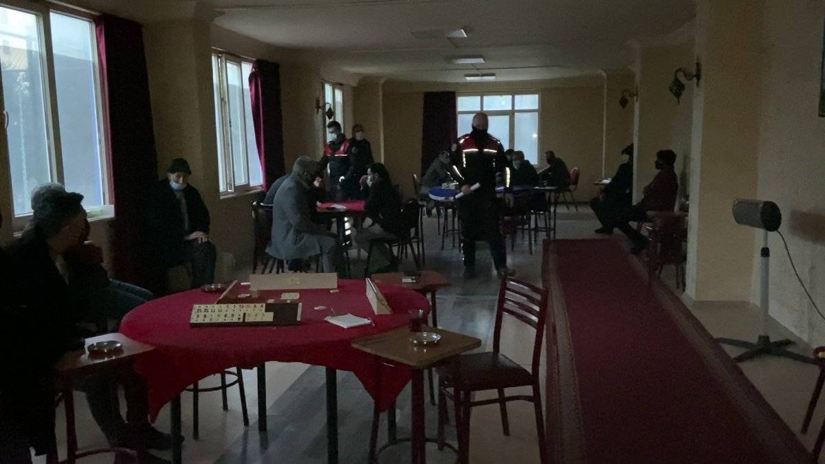 Esenyurt’ta okey masasında yakalandı, camdan atlayarak kaçtı