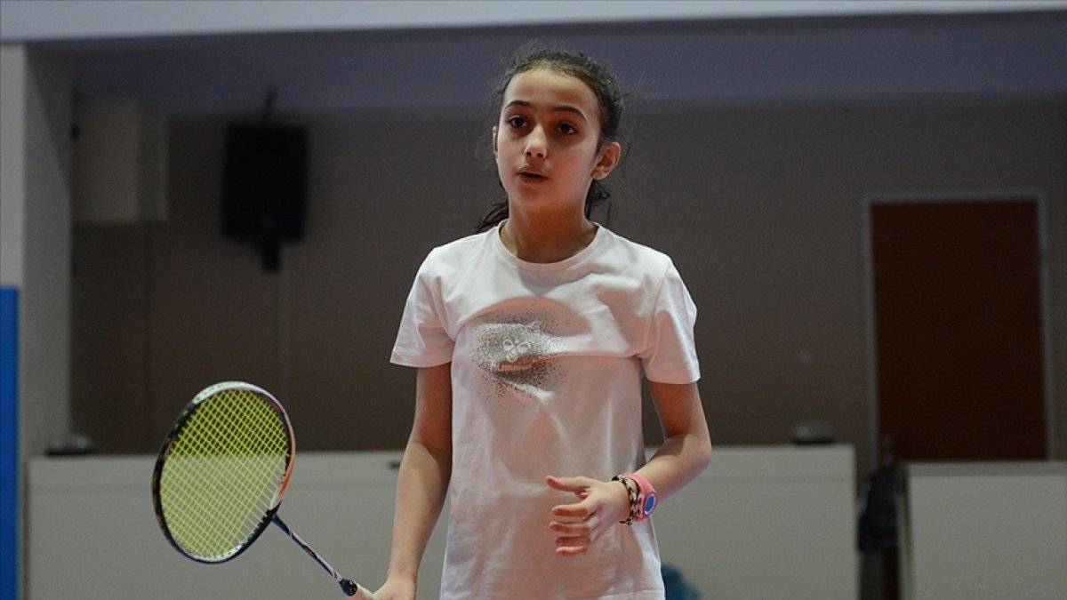 Elif Nur, badmintonda milli forma için 60 kilometre yol katediyor