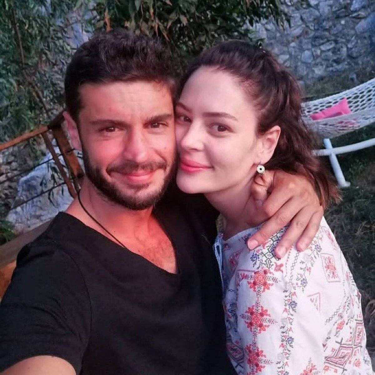 Berk Oktay'dan Yıldız Çağrı Atiksoy'a evlilik teklifi