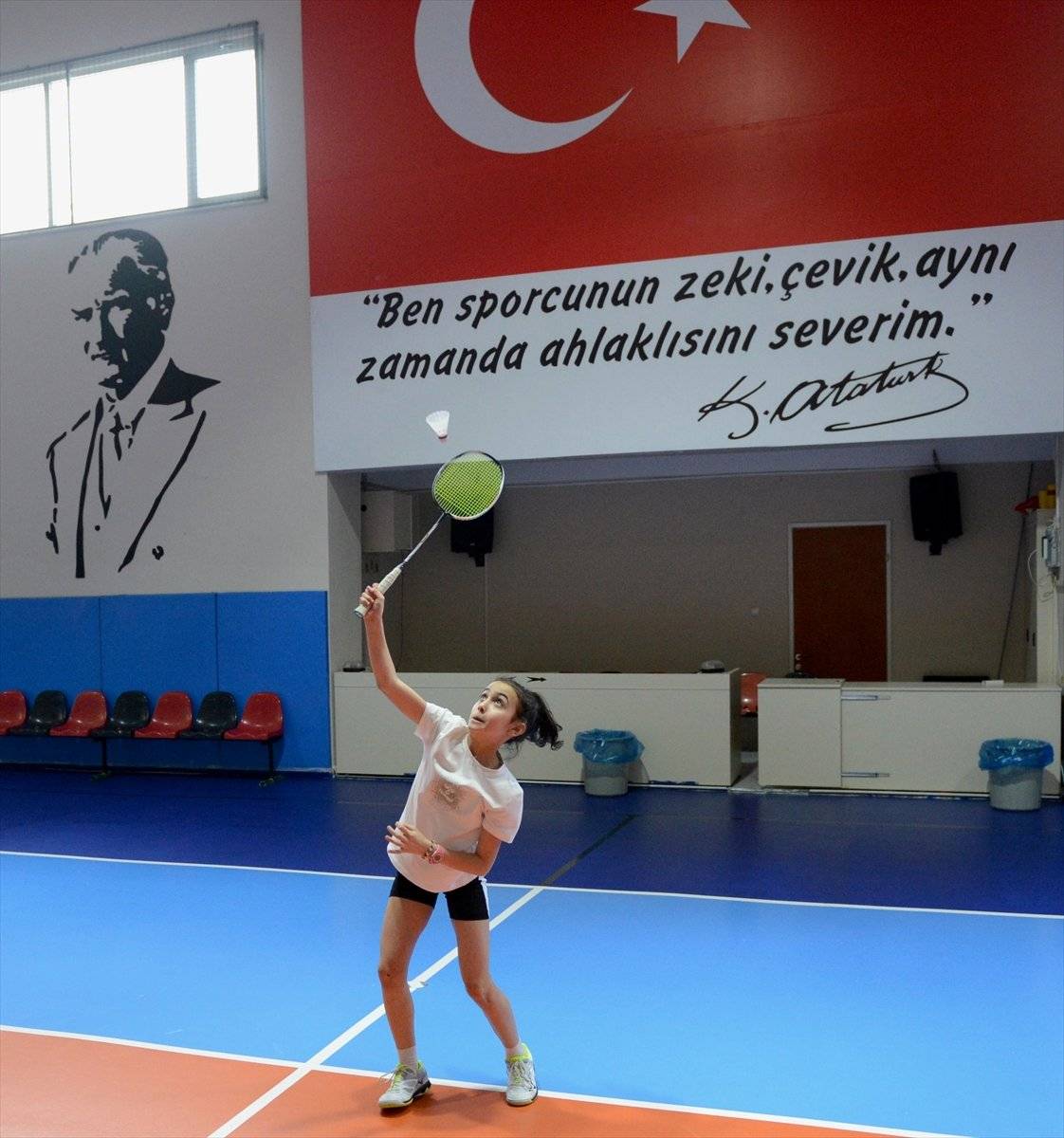 Elif Nur, badmintonda milli forma için 60 kilometre yol katediyor