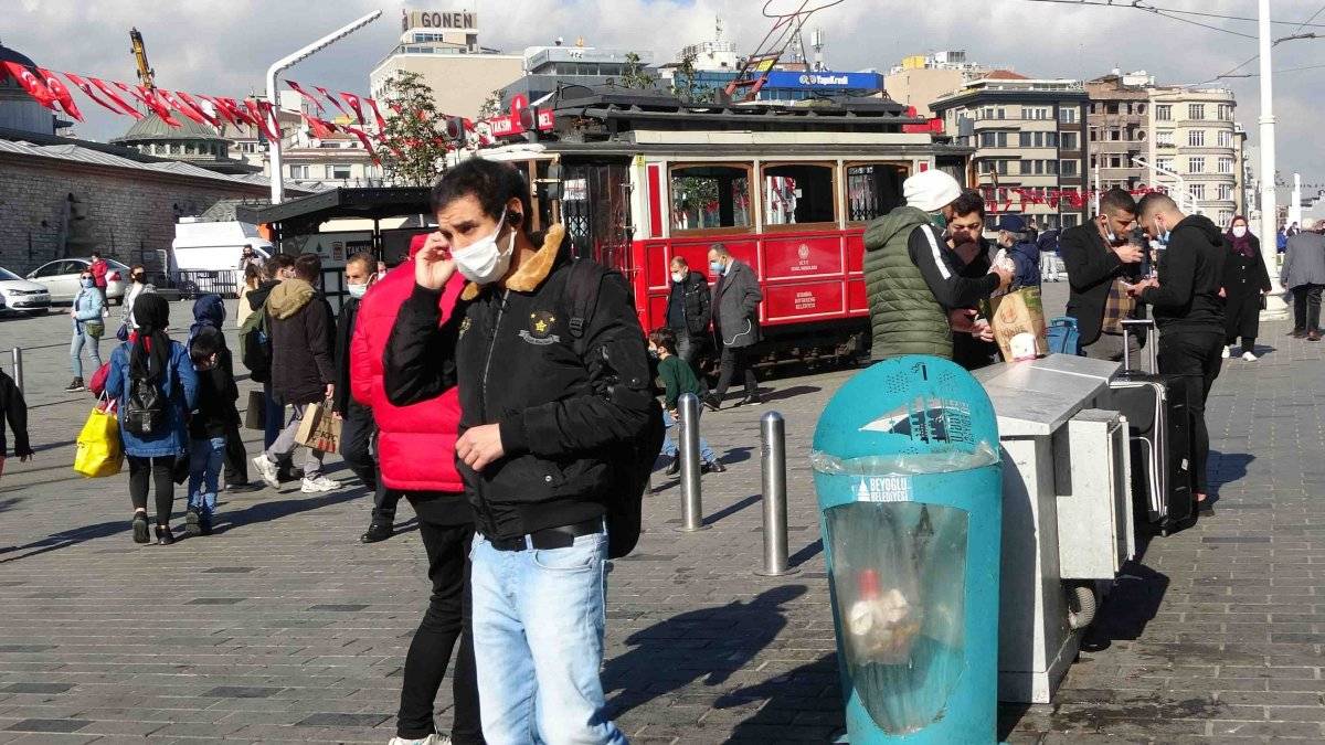 Güneşli havada vatandaşlar Taksim Meydanı'na akın etti