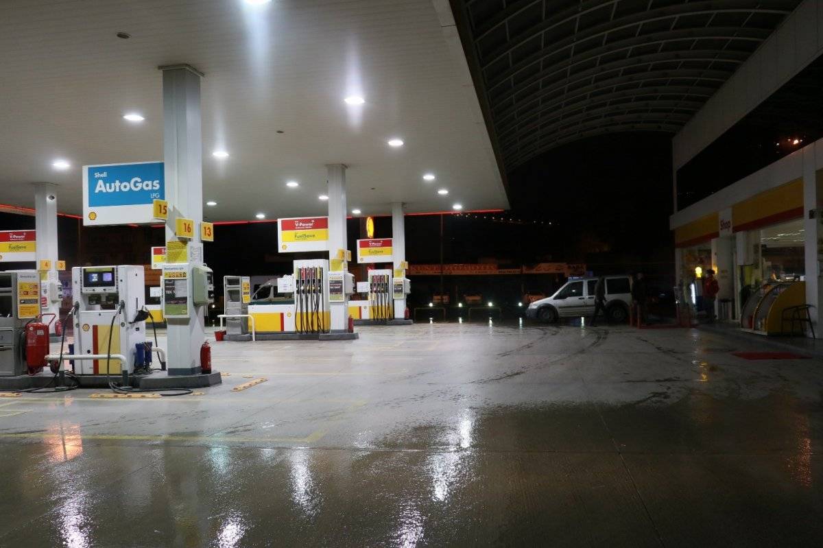 İzmir’de benzin istasyonundaki silahlı soygun anı