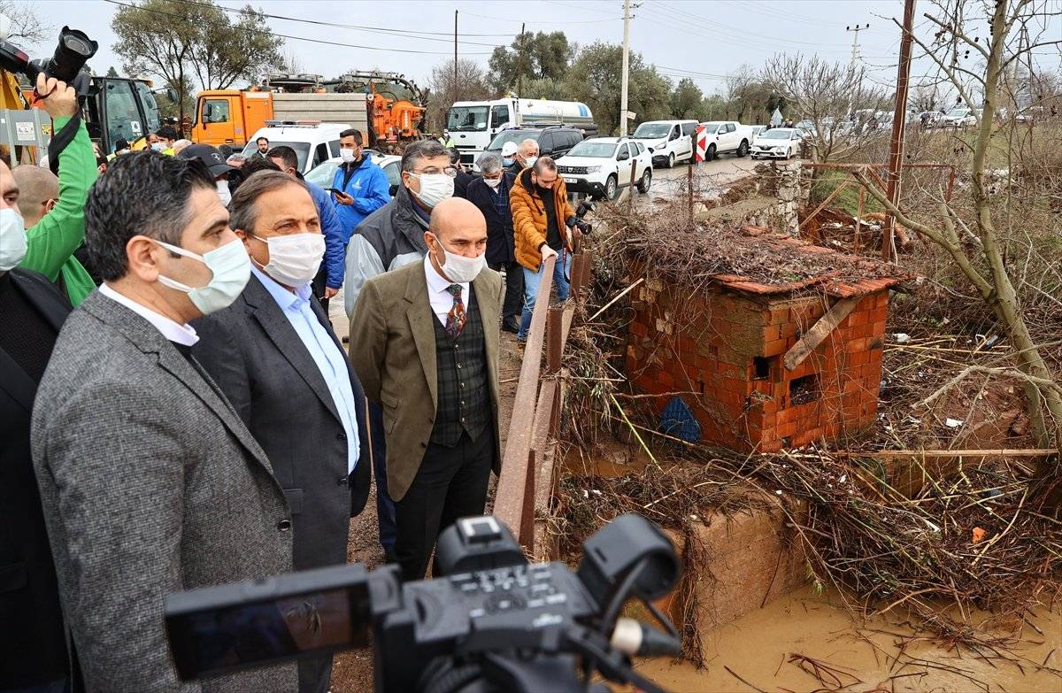 CHP heyeti, sel felaketinin yaşandığı İzmir'de incelemelerde bulundu