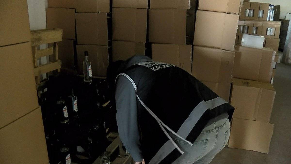 Büyükçekmece’de ahırda 9 ton sahte alkol ele geçirildi