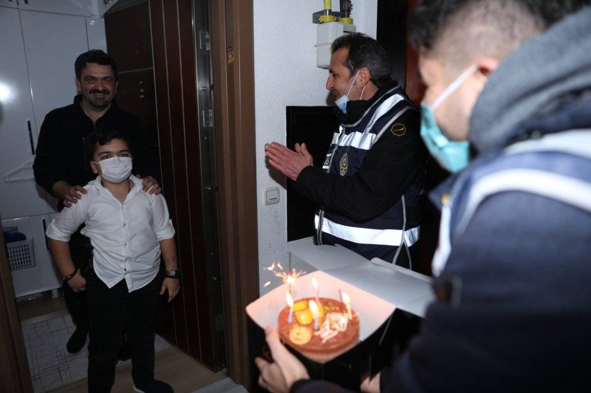 Tekirdağ'da polis olmak isteyen 9 yaşındaki Uras'a, polislerden doğum günü sürprizi