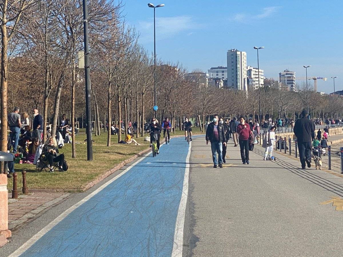 İstanbul'da güneşli hava, koronavirüsü bir anlığını da olsa unutturdu
