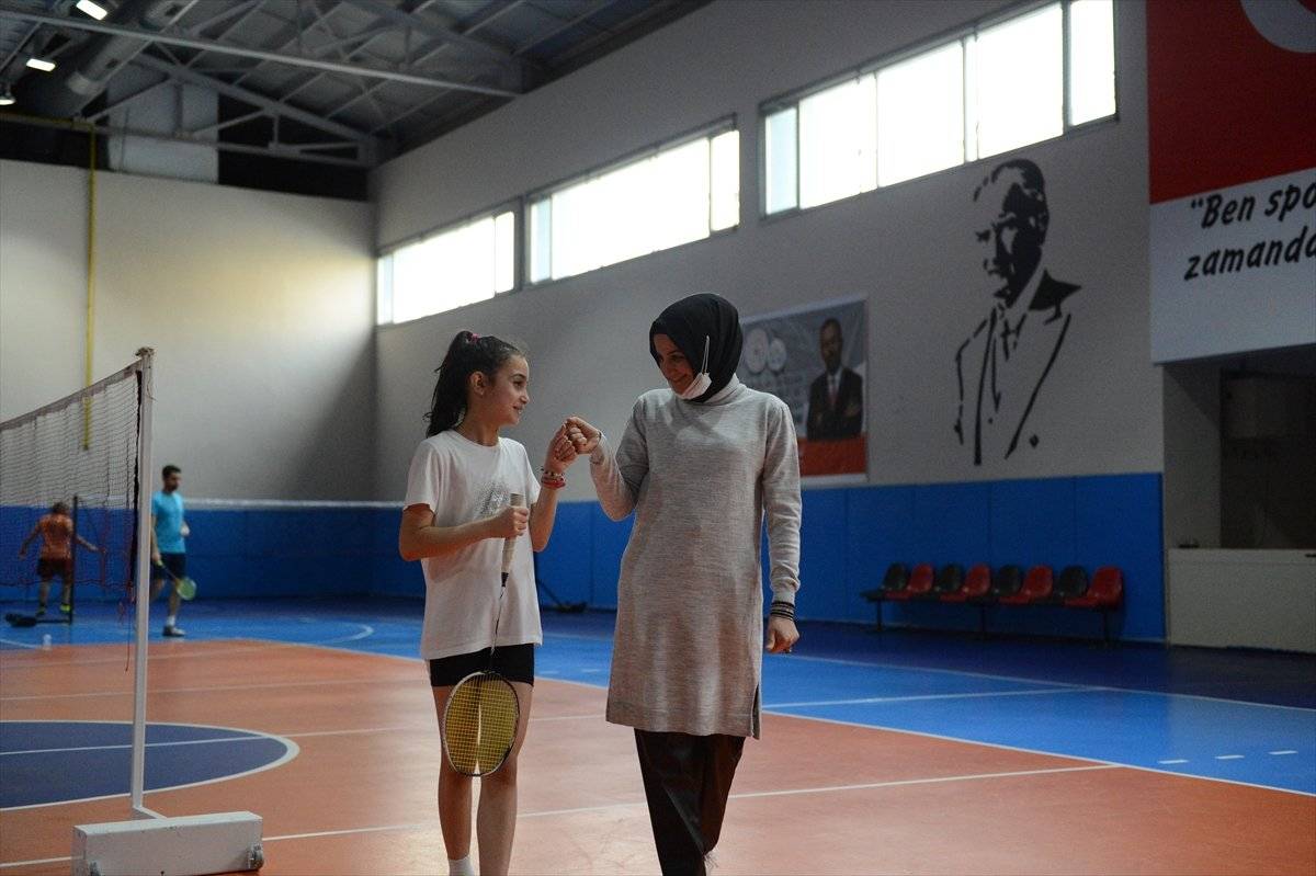 Elif Nur, badmintonda milli forma için 60 kilometre yol katediyor