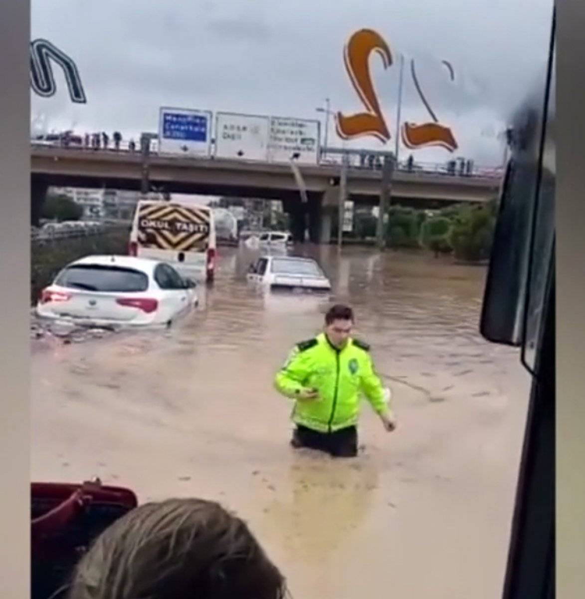 İzmir'de suya giren polis takdir topladı