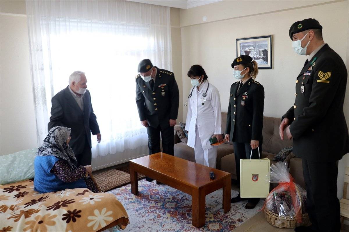 Mehmetçik, kendileri için çorap ören Zeliha Nine'ye seccade gönderdi