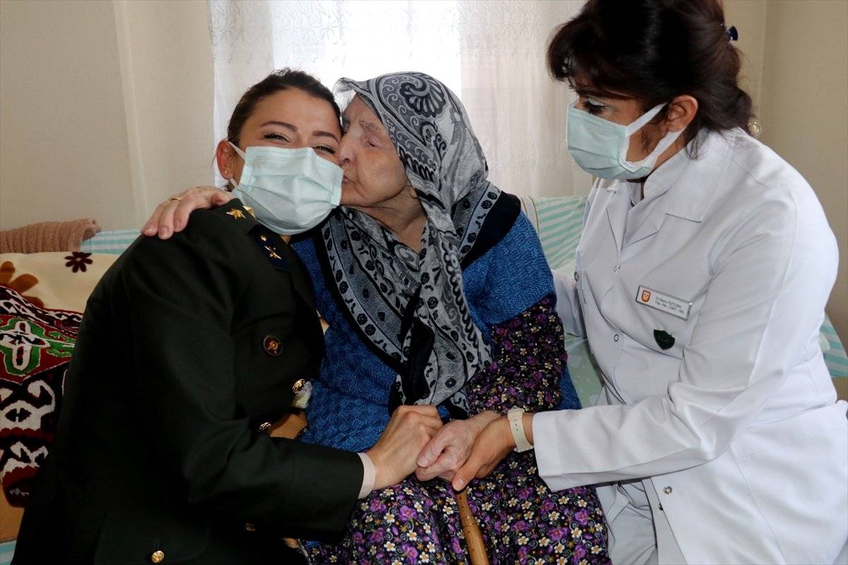 Mehmetçik, kendileri için çorap ören Zeliha Nine'ye seccade gönderdi