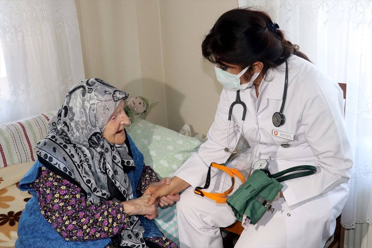 Mehmetçik, kendileri için çorap ören Zeliha Nine'ye seccade gönderdi