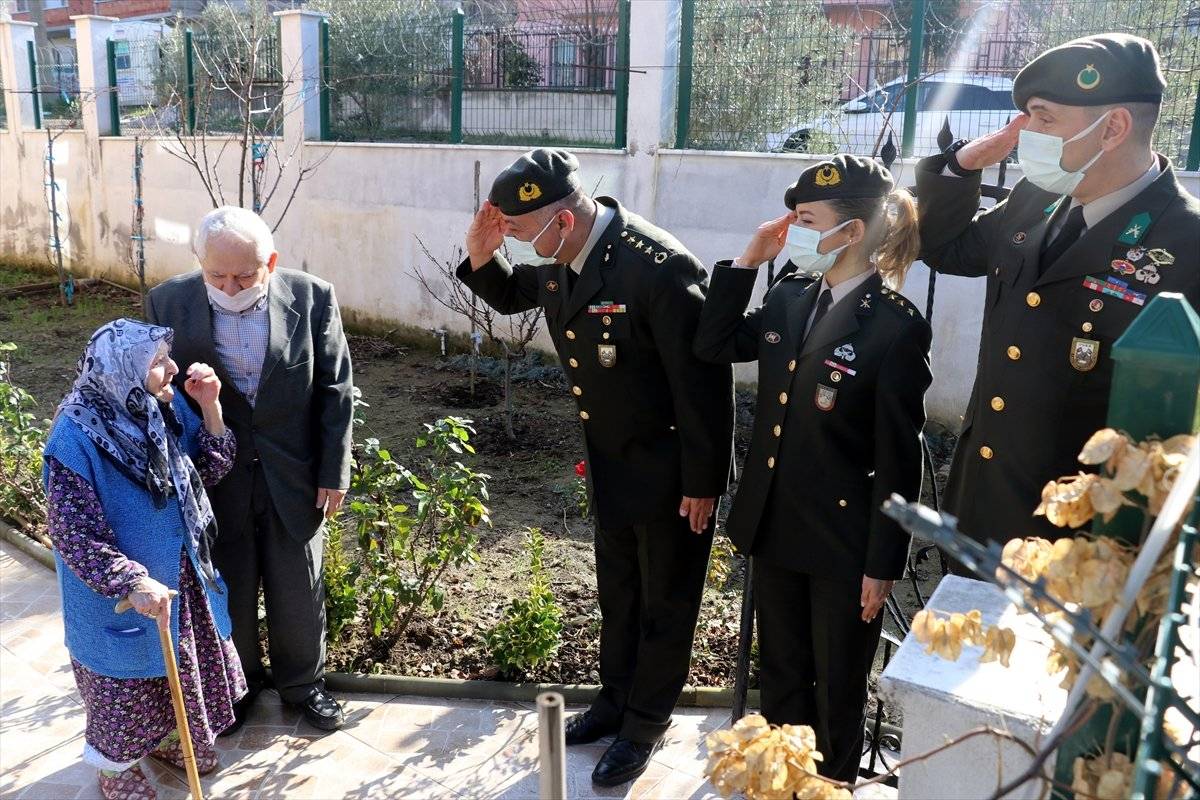 Mehmetçik, kendileri için çorap ören Zeliha Nine'ye seccade gönderdi