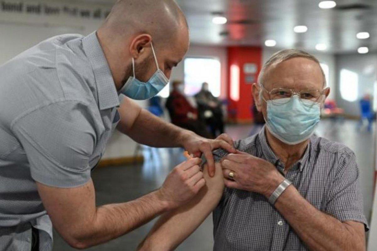 İngiltere'de son 24 saatte koronaya bağlı 915 can kaybı