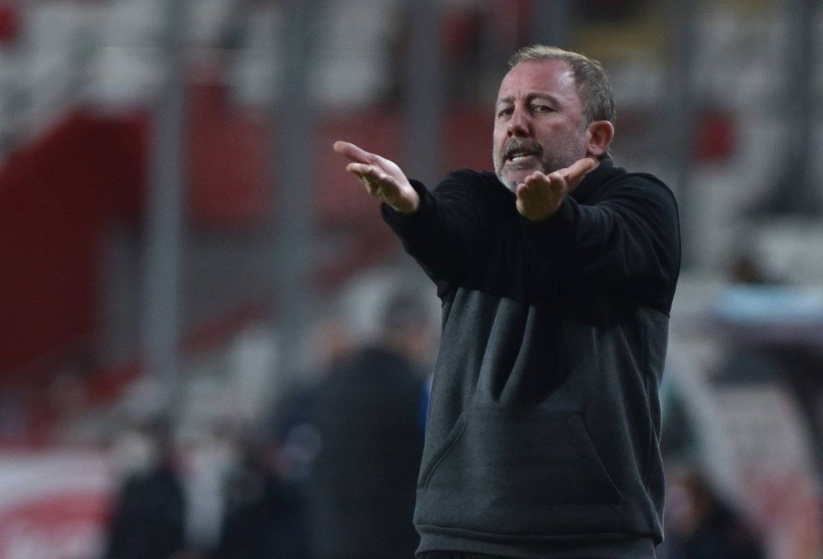 Antalyaspor'dan Sergen Yalçın'a yanıt: Keyfimizden yerde yatıyoruz