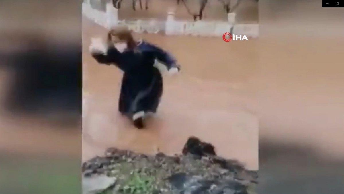 Bakan Koca, selde beline kadar suya giren hemşirenin görüntülerini paylaştı