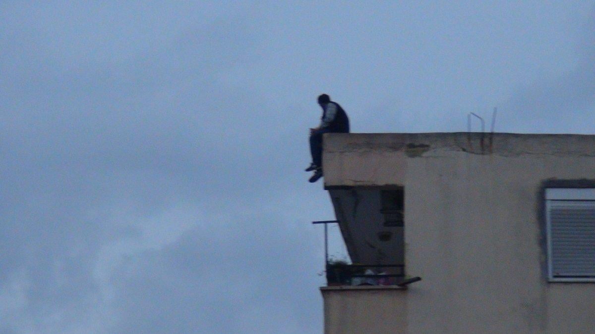 Antalya'da 13 çocuk babası çatıya çıktı, aşağıdakiler yaptıklarıyla pes dedirtti