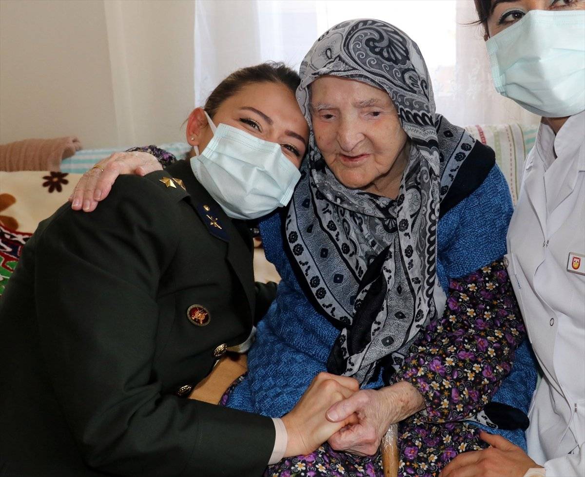 Mehmetçik, kendileri için çorap ören Zeliha Nine'ye seccade gönderdi