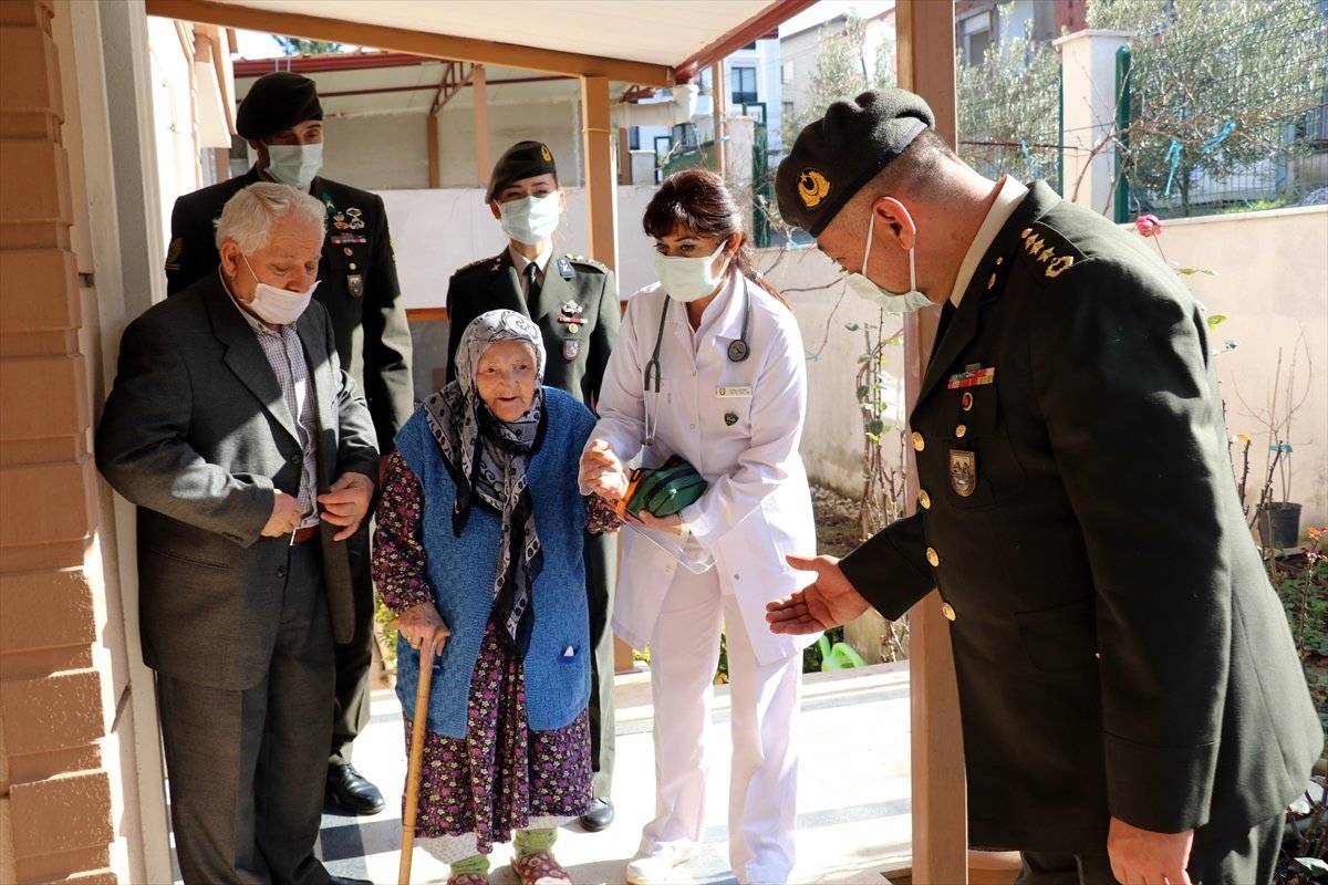 Mehmetçik, kendileri için çorap ören Zeliha Nine'ye seccade gönderdi