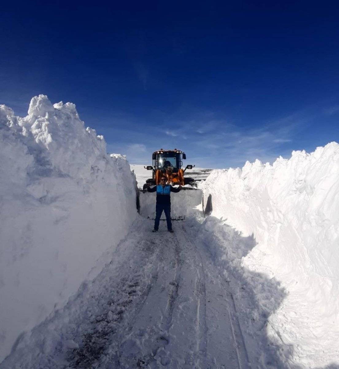 Van'da karlı yolları açma mücadelesi
