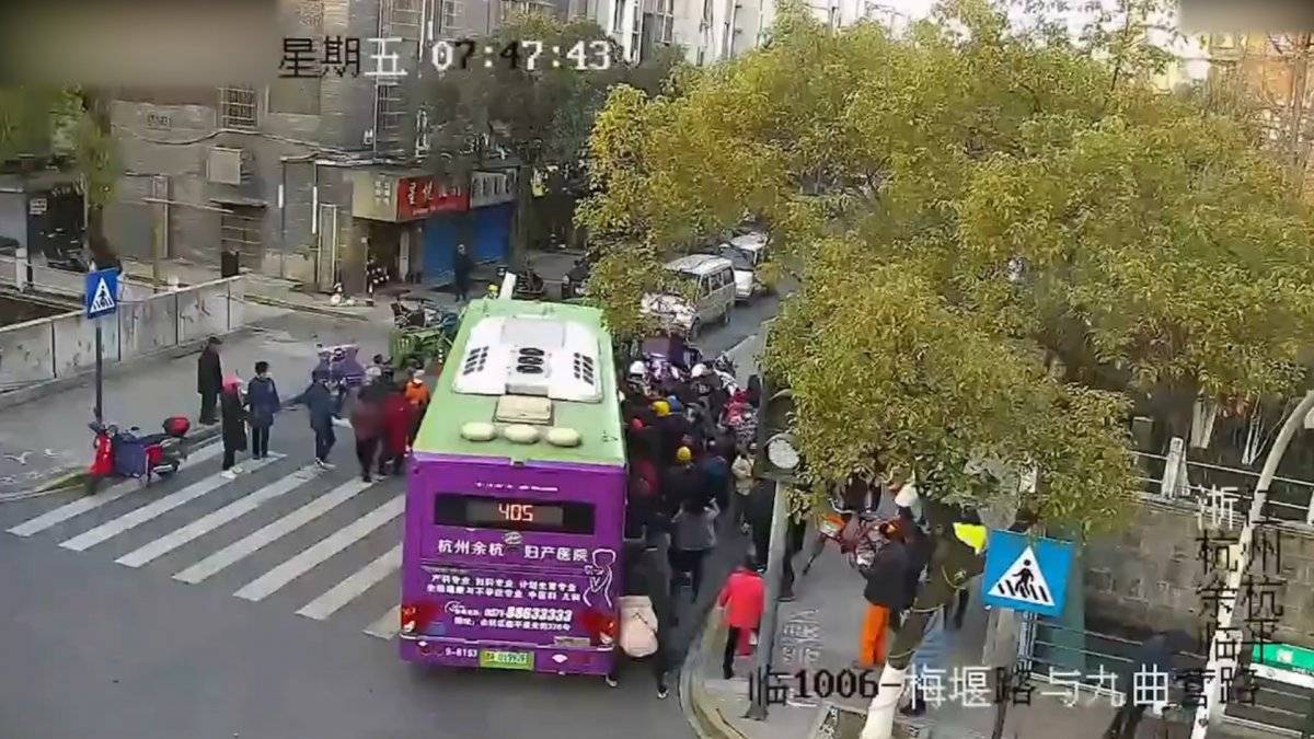 Çin’de yaşlı adamı kurtarmak için otobüsü kaldırdılar