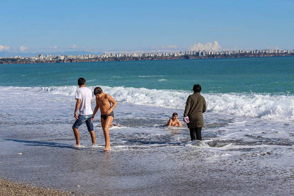 Antalya'da iki mevsim bir arada yaşanıyor